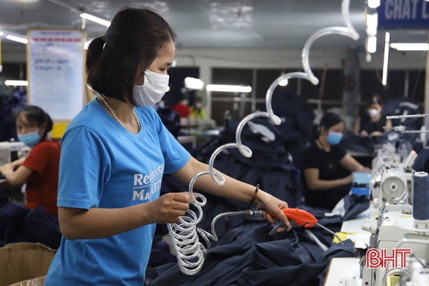 Doanh nghiệp, người lao động Hà Tĩnh mong muốn tăng giờ làm thêm để phục hồi sản xuất, kinh doanh
