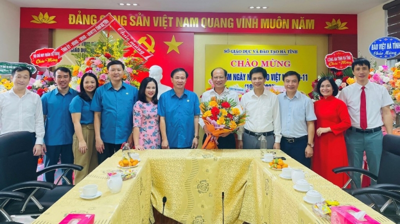 Liên đoàn Lao động tỉnh chúc mừng các đơn vị giáo dục nhân kỷ niệm Ngày Nhà giáo Việt Nam