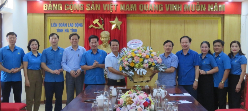 Lãnh đạo huyện Đức Thọ chúc mừng Đại hội Công đoàn tỉnh Hà Tĩnh, lần thứ XIX, nhiệm kỳ 2023 - 2028