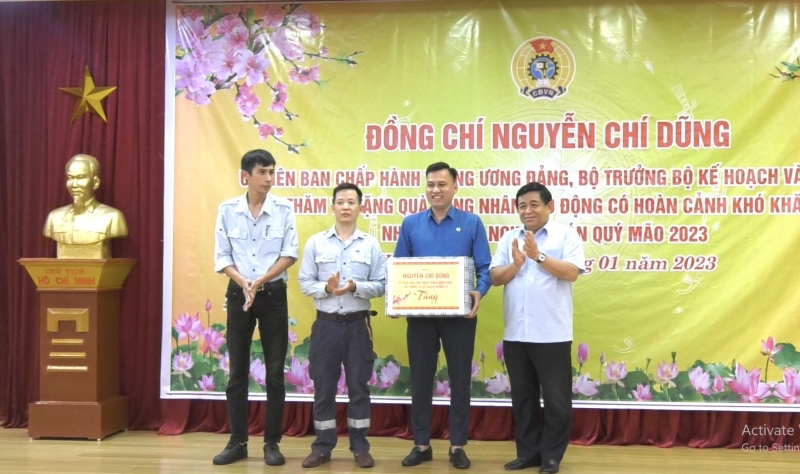 Bộ trưởng Bộ Kế hoạch và Đầu tư Nguyễn Chí Dũng trao quà Tết cho CNLĐ khó khăn ở Khu kinh tế Vũng Áng