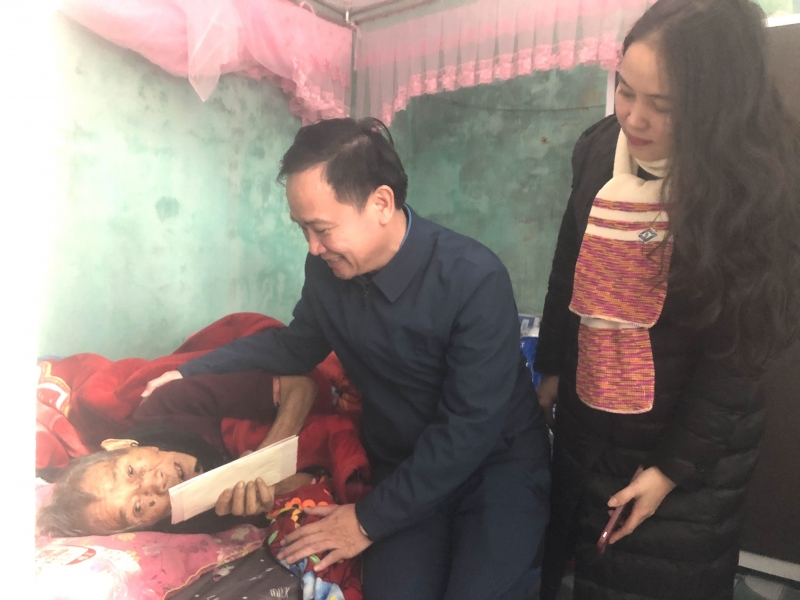 LĐLĐ tỉnh: Trao hỗ trợ phụng dưỡng và chúc Tết Mẹ Việt Nam anh hùng Lê Thị Dẫm