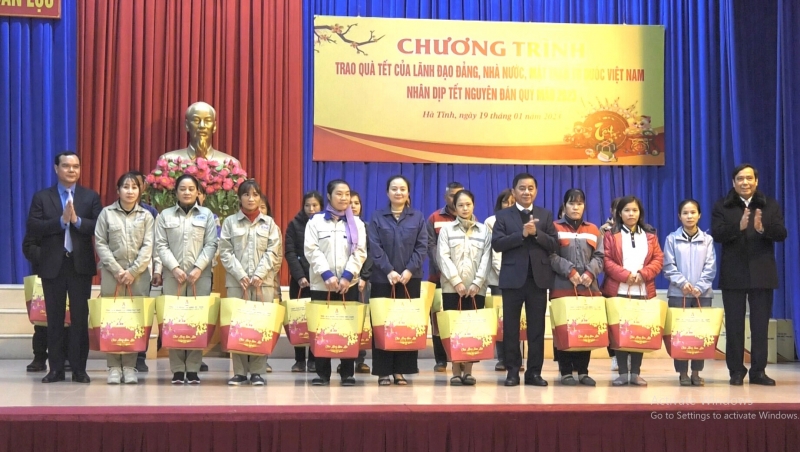 Chủ nhiệm Ủy ban Kiểm tra Trung ương và Chủ tịch Tổng LĐLĐ Việt Nam trao quà Tết cho công nhân lao động khó khăn tỉnh Hà Tĩnh