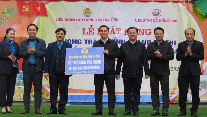 LĐLĐ tỉnh phối hợp tổ chức phát động Tết trồng cây tại Thị xã Hồng Lĩnh