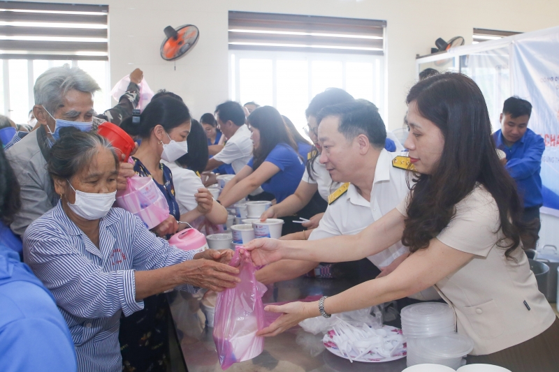 Cục Thuế và Báo Hà Tĩnh trao 900 “bát cháo yêu thương” cho bệnh nhân nghèo