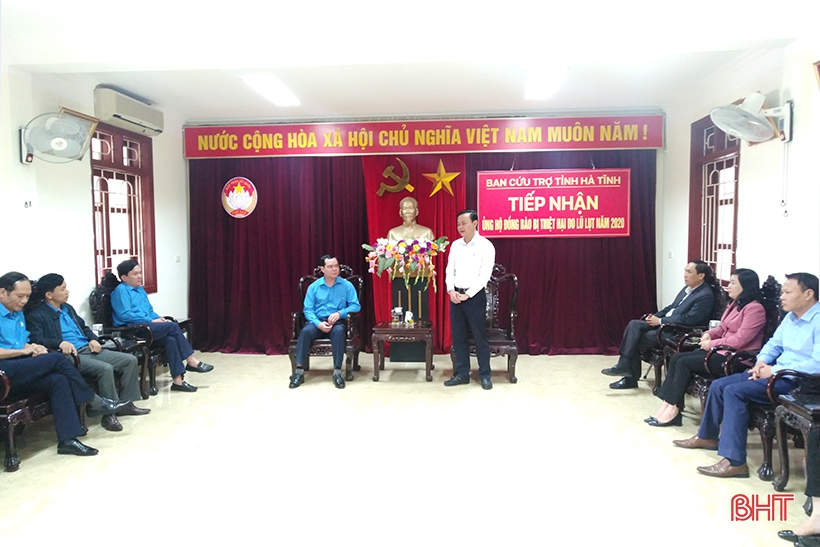 Tổng LĐLĐ Việt Nam ủng hộ đồng bào lũ lụt Hà Tĩnh 500 triệu đồng