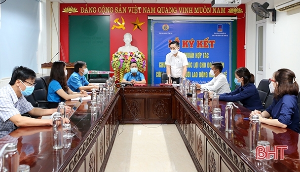 Công đoàn ngành y tế Hà Tĩnh mua 200 thẻ bảo hiểm tặng tuyến đầu chống dịch