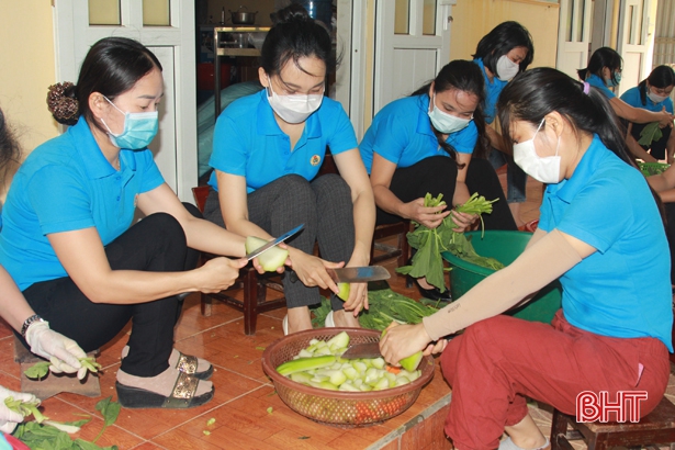“Bếp ăn công đoàn” ở Hà Tĩnh chia sẻ khó khăn trong mùa dịch