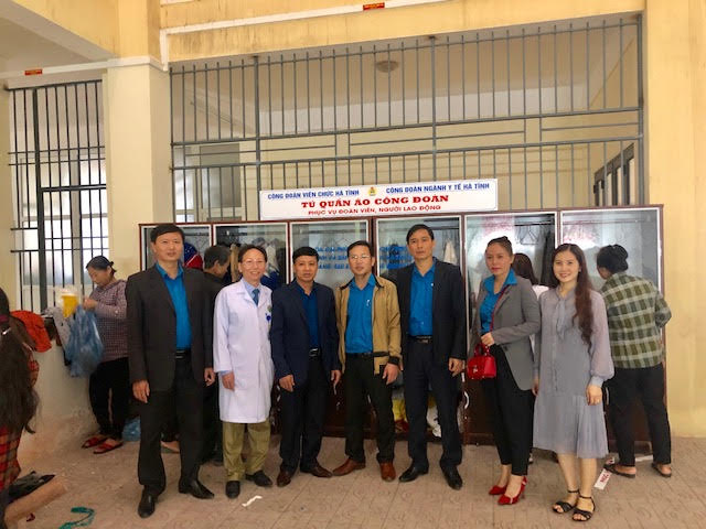 Cán bộ công đoàn dự buổi ra mắt tủ quần áo từ thiện ở Bệnh viện đa khoa tỉnh Hà Tĩnh