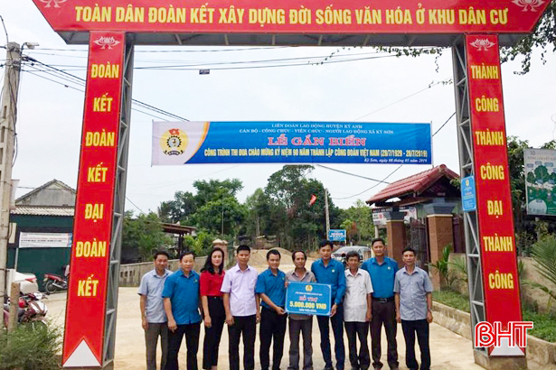 Gắn biển các công trình chào mừng 90 năm thành lập Công đoàn Việt Nam