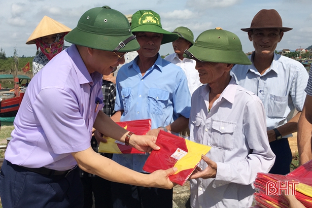 Trao gần 100 lá cờ Tổ quốc và quà cho ngư dân Lộc Hà