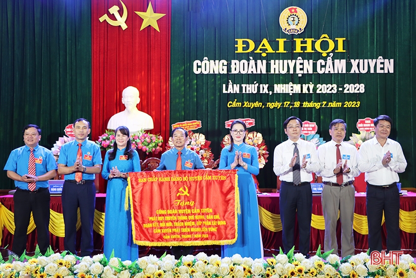 Ông Phạm Viết Công tái cử Chủ tịch LĐLĐ huyện Cẩm Xuyên