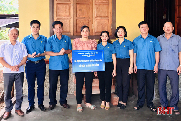 Trao 105 triệu đồng xây dựng “Mái ấm công đoàn” cho đoàn viên tại Hương Sơn