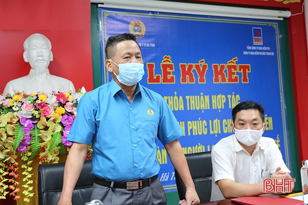 Công đoàn ngành y tế Hà Tĩnh mua 200 thẻ bảo hiểm tặng tuyến đầu chống dịch