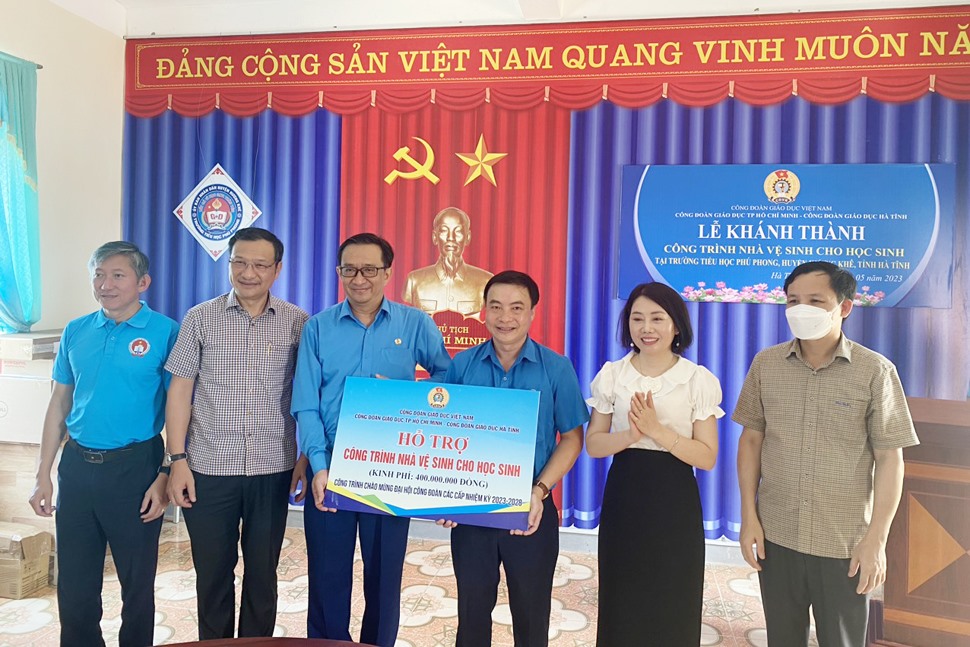 Khánh thành công trình nhà vệ sinh Trường Tiểu học Phú Phong