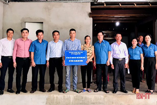 Trao 105 triệu đồng xây dựng “Mái ấm công đoàn” cho đoàn viên tại Hương Sơn
