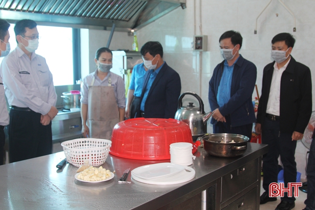 Phòng chống dịch Covid-19, doanh nghiệp ở Vũng Áng linh động tổ chức ăn ca cho công nhân