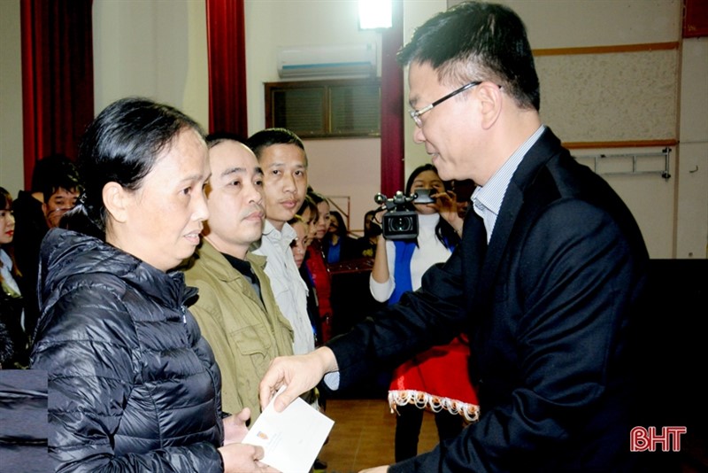Bộ trưởng Bộ Tư pháp Lê Thành Long vui “Tết sum vầy” với người lao động Hà Tĩnh