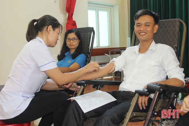 Đoàn viên Công đoàn ngành Y tế Hà Tĩnh hiến gần 100 đơn vị máu