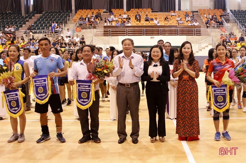 Ngành giáo dục Hà Tĩnh tổ chức giải thể thao mừng ngày Nhà giáo Việt Nam