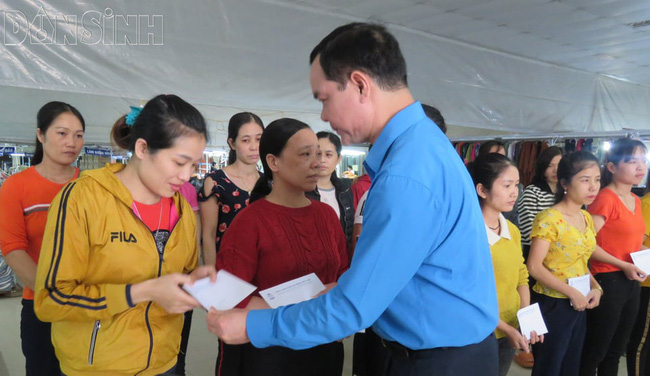 Chủ tịch Tổng LĐLĐ Việt Nam trao quà cho công nhân Công ty Cổ phần sản xuất đầu tư và Thương mại TAAD Hà Tĩnh. Ảnh: TT.