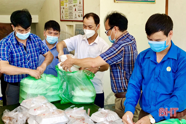 Các tổ chức công đoàn Vũ Quang nấu gần 2.200 suất cơm hỗ trợ công dân trong khu cách ly 