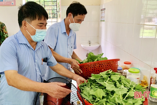 Các tổ chức công đoàn Vũ Quang nấu gần 2.200 suất cơm hỗ trợ công dân trong khu cách ly 