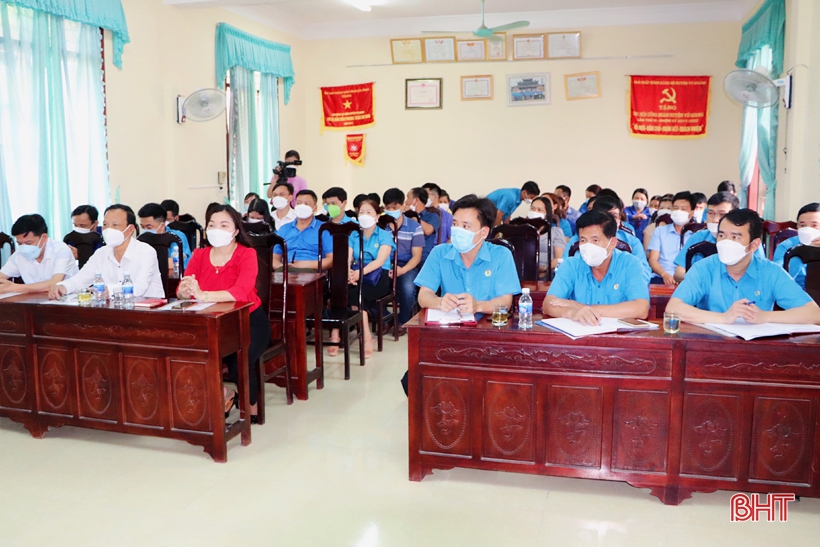 10 công nhân lao động tiêu biểu được huyện Vũ Quang khen thưởng