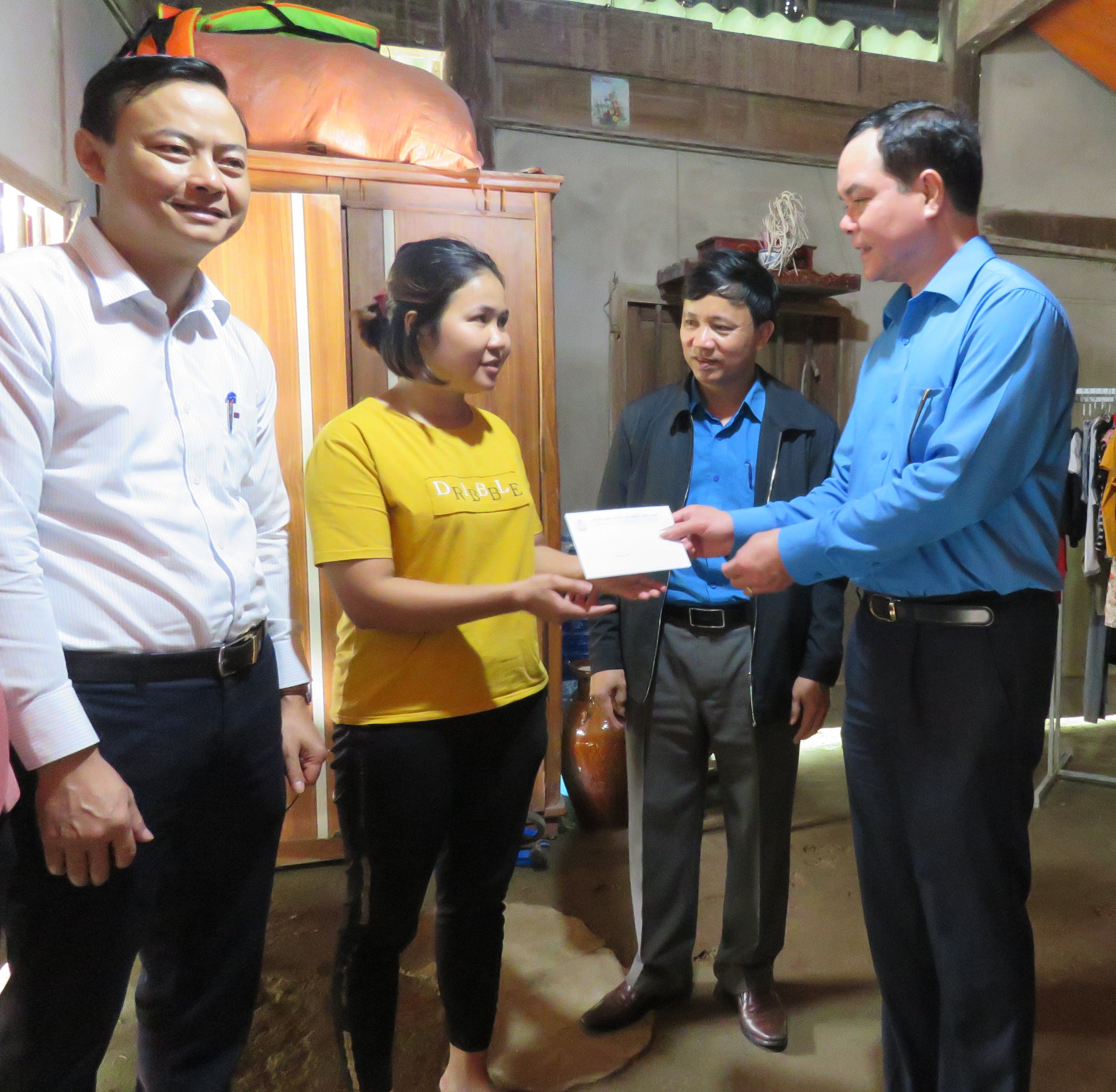 Chủ tịch Tổng LĐLĐ Việt Nam trao quà hỗ trợ gia đình chị Trang ở xã Tân Lâm Hương. Ảnh: TT.
