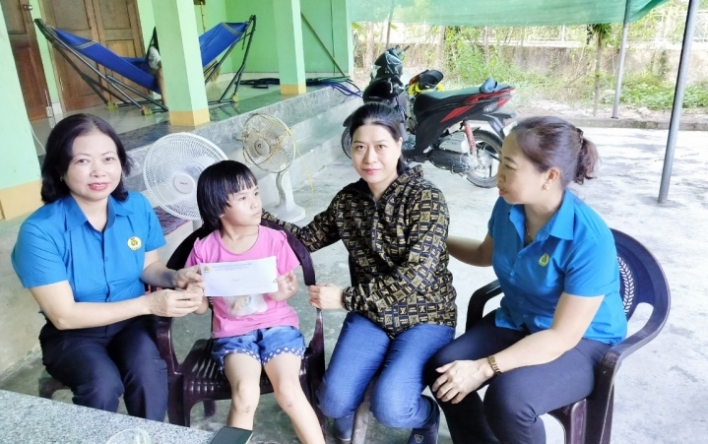 Hồng Lĩnh: Trao quà cho con đoàn viên bị tật nguyền, mắc...