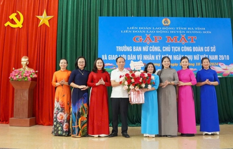 Hương Sơn: Tổ chức gặp mặt Trưởng Ban nữ công, Chủ tịch công đoàn cơ sở và giao lưu dân vũ nữ cán bộ công đoàn.