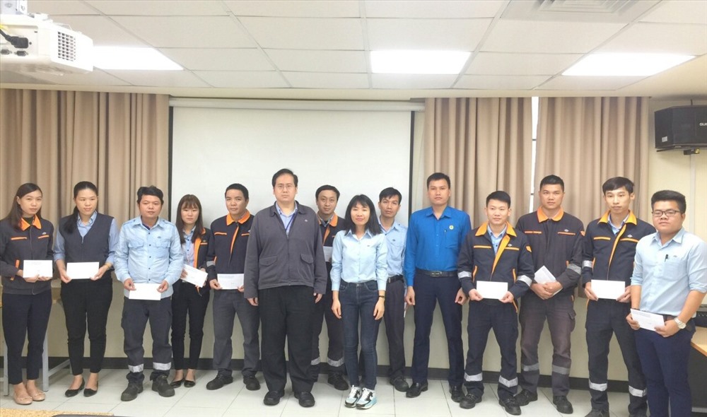 Trao 20 suất quà cho công nhân có hoàn cảnh khó khăn