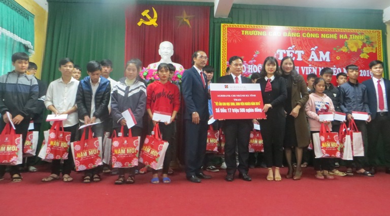 Trường Cao đẳng Công nghệ Hà Tĩnh: Tết ấm cho học sinh, sinh viên nghèo năm 2019