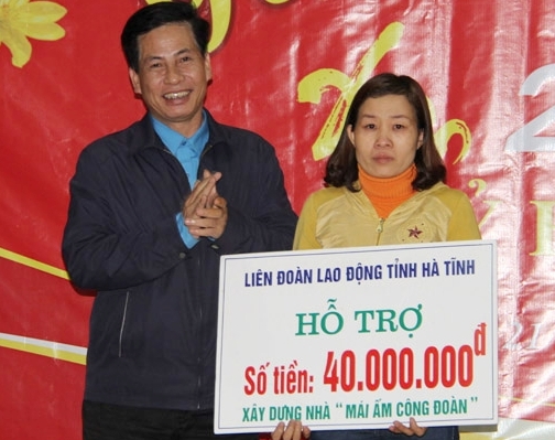 LĐLĐ huyện Nghi Xuân: Trao gần 200 suất quà cho người lao động khó khăn