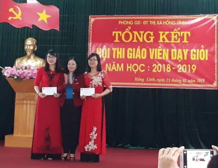 LĐLĐ Thị xã Hồng Lĩnh: Trao thưởng đoàn viên đạt giải cao “Hội thi Giáo viên dạy giỏi” cấp Thị xã