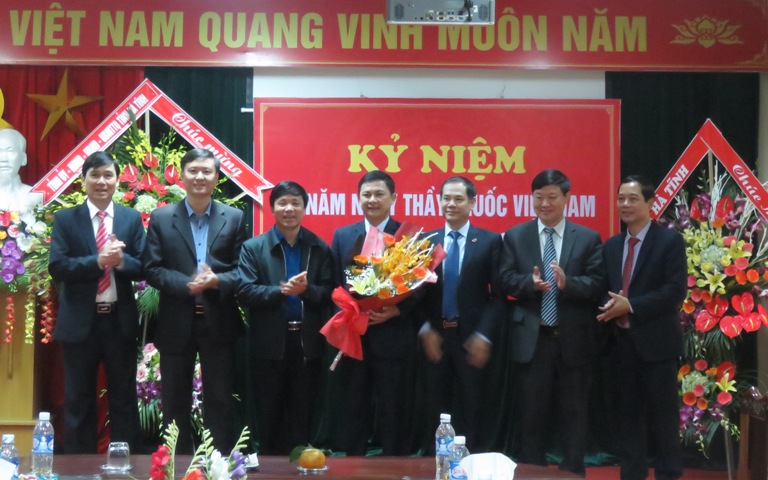 Lãnh đạo LĐLĐ tỉnh chúc mừng nhân Kỷ niệm 64 năm Ngày Thầy thuốc Việt Nam