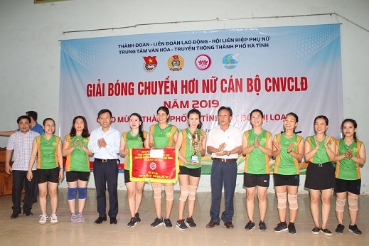 LĐLĐ Thành phố: Giải bóng chuyền hơi Nữ CNVCLĐ chào mừng các Ngày Lễ kỷ niệm