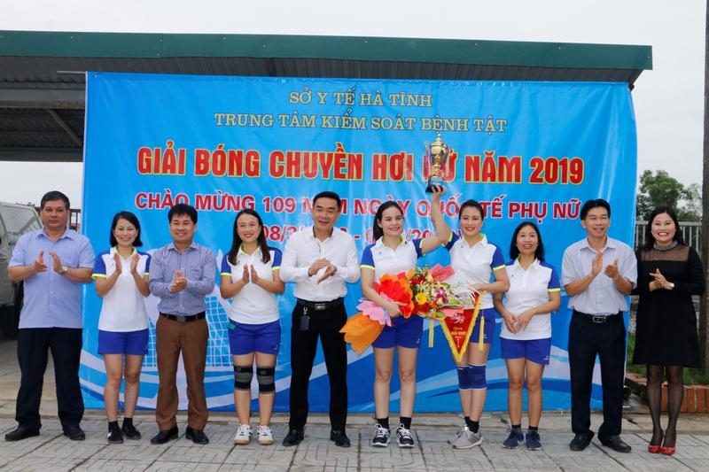 Trung tâm Kiểm soát bệnh tật Hà Tĩnh: Giải bóng chuyền hơi chào mừng Ngày Quốc tế Phụ nữ 8/3