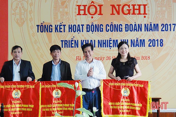 Nữ cán bộ công đoàn hết lòng vì người lao động