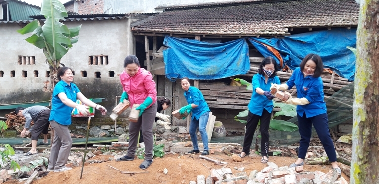    Hồng Lĩnh: Cán bộ, đoàn viên giúp xã Thuận Lộc xây dựng nông thôn mới