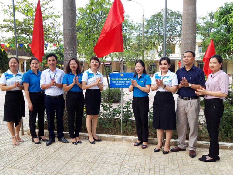 Hồng Lĩnh: Ra mắt CLB thể dục thể thao và gắn biển công trình chào mừng kỷ niệm 90 năm Ngày thành lập Công đoàn Việt Nam