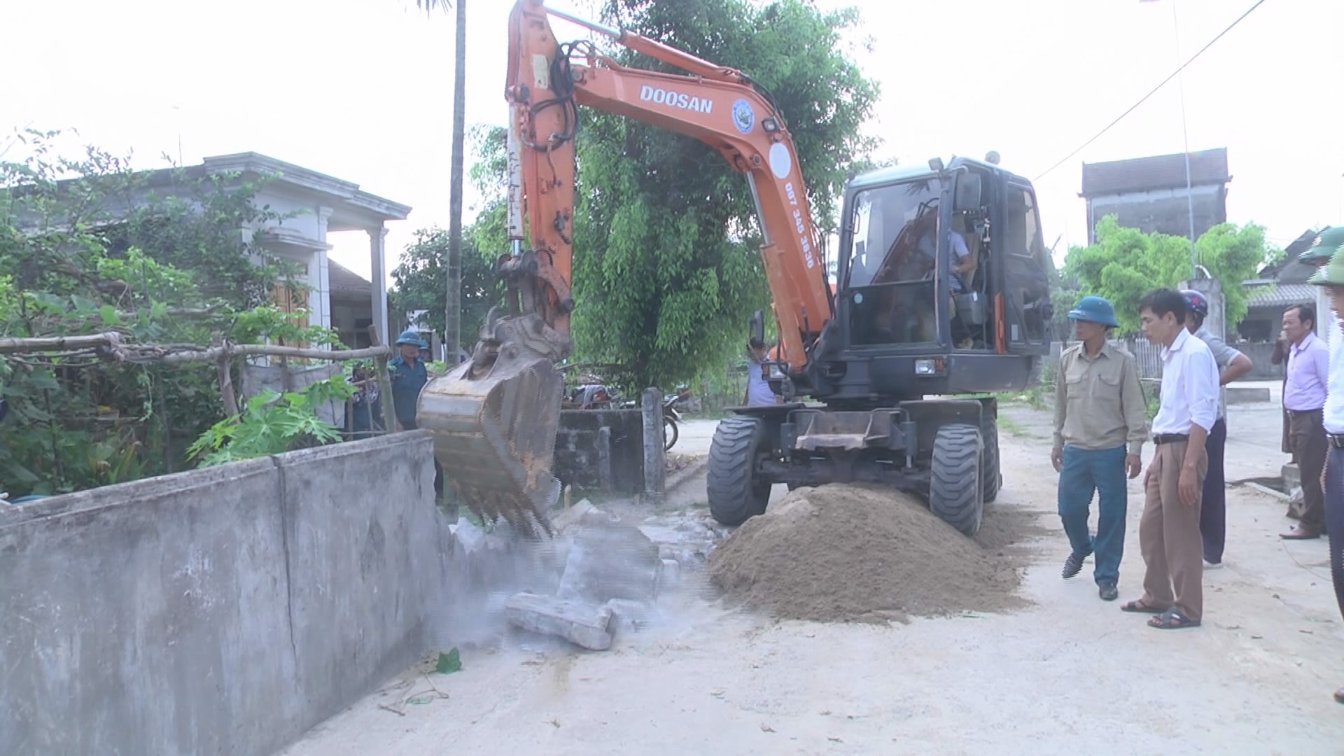 CĐCS xã Cẩm Thịnh tham gia phong trào xây dựng nông thôn mới