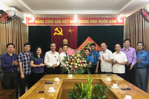 Hương Sơn: Lãnh đạo huyện chúc mừng Liên đoàn Lao động nhân Kỷ niệm 90 năm ngày thành lập Công đoàn Việt Nam