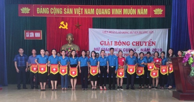 Hương Sơn: Khai mạc giải bóng chuyền nữ CĐCS khối trường học tại các Cụm 5,6,7