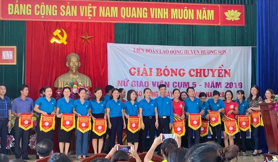 Công đoàn cụm 5 (Hương Sơn): Tổ chức giải bóng chuyền chào mừng Ngày Phụ nữ Việt Nam 20/10