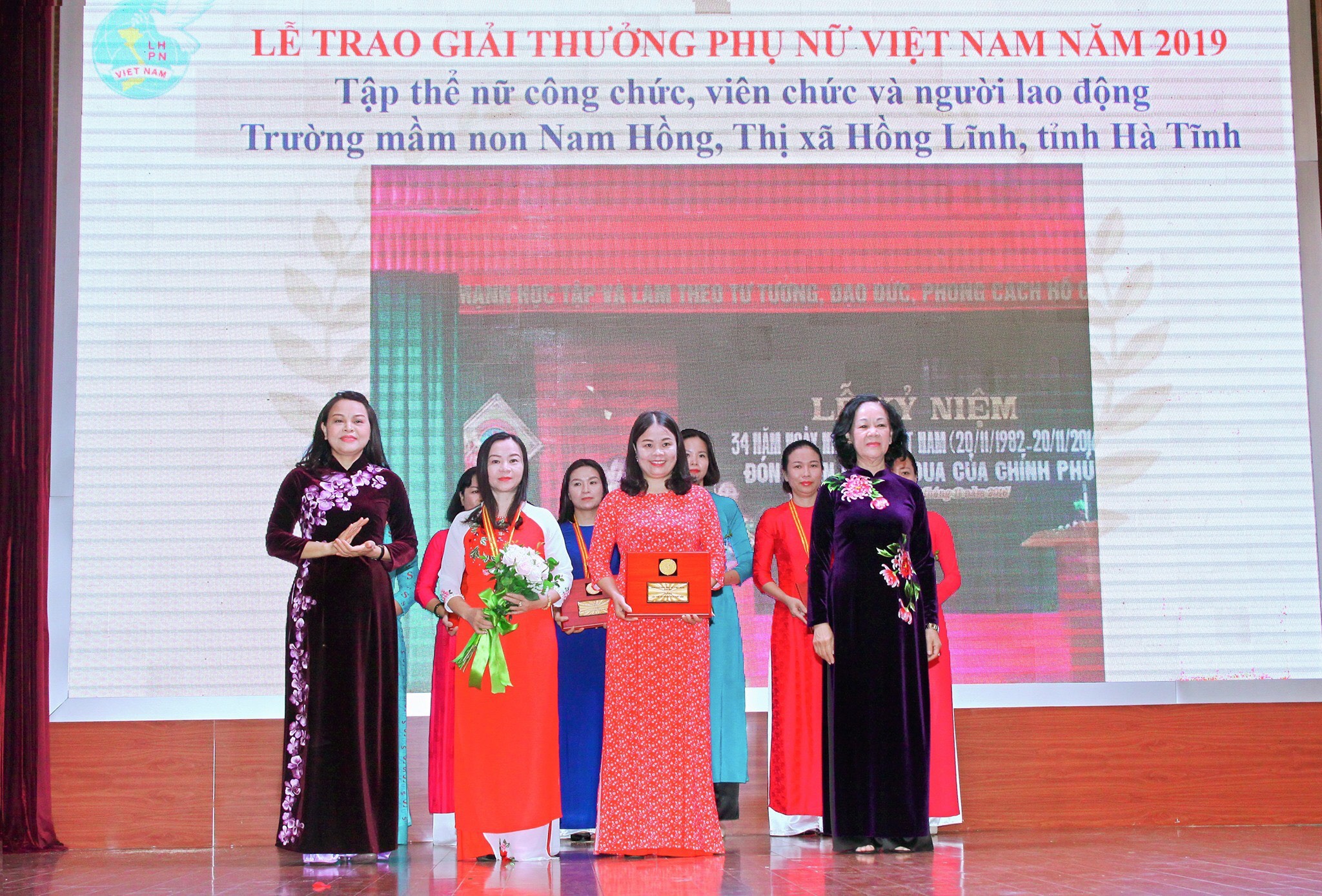 Nữ tập thể CNVCLĐ Trường Mầm non Nam Hồng được trao Giải thưởng Phụ nữ Việt Nam