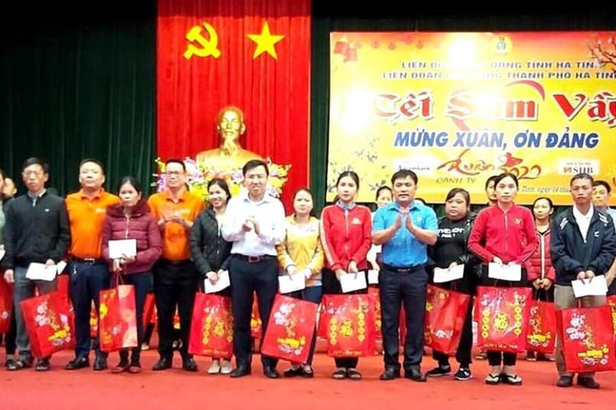LĐLĐ Thành phố Hà Tĩnh trao hơn 130 triệu quà “Tết Sum vầy”