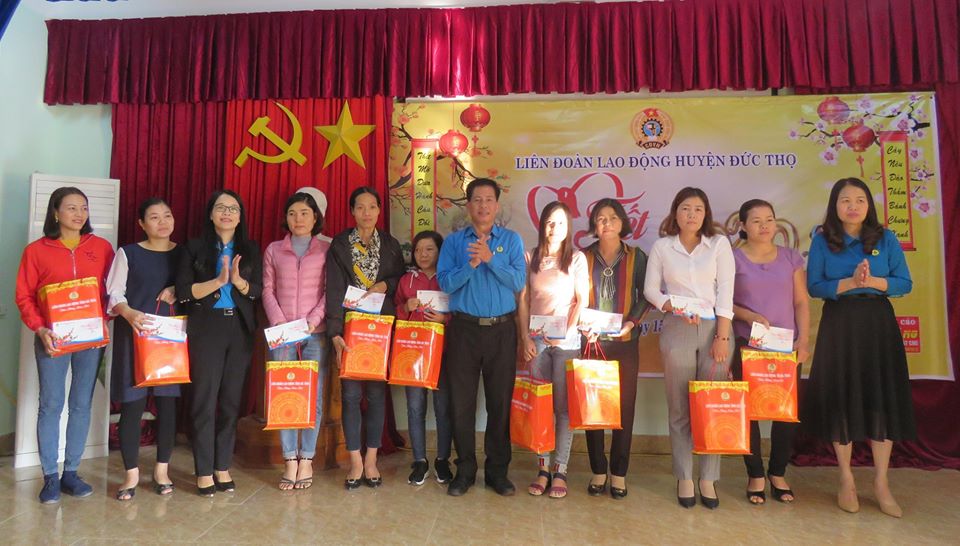 Đức Thọ: Trao 150 suất quà Tết cho CNVCLĐ có hoàn cảnh khó khăn
