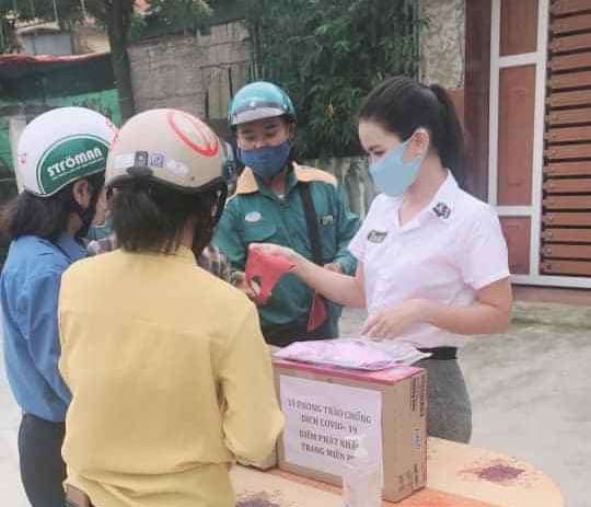 Nghi Xuân: Cô giáo may khẩu trang vải phát miễn phí cho người dân