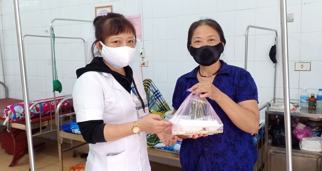 Bệnh viện Y học cổ truyền phát hơn 200 suất cơm cho người bệnh