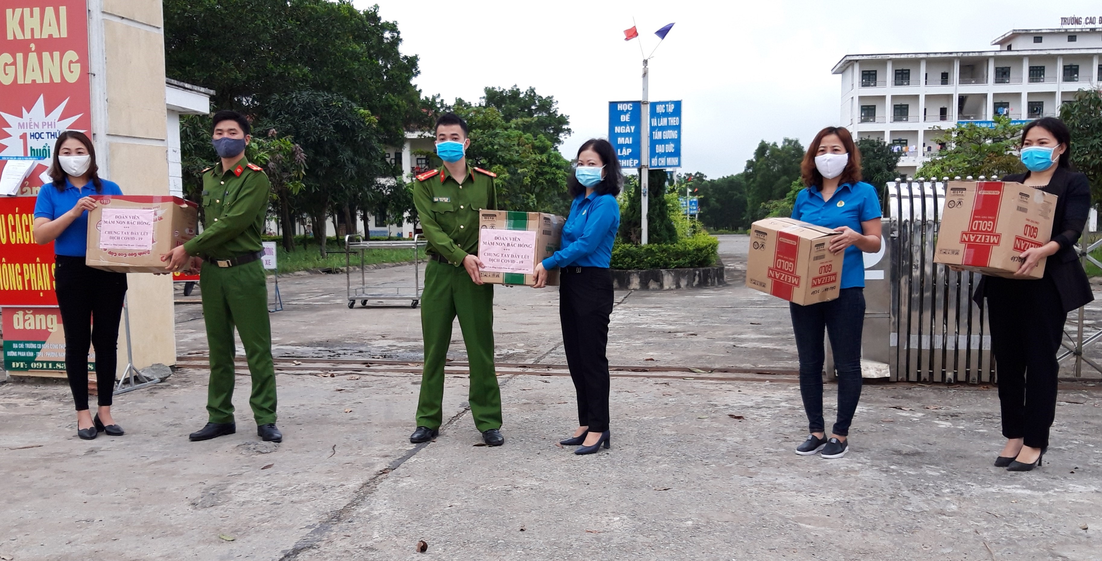 CĐ Trường MN Bắc Hồng (Hồng Lĩnh) trao 230 suất ăn sáng tại các điểm cách ly 